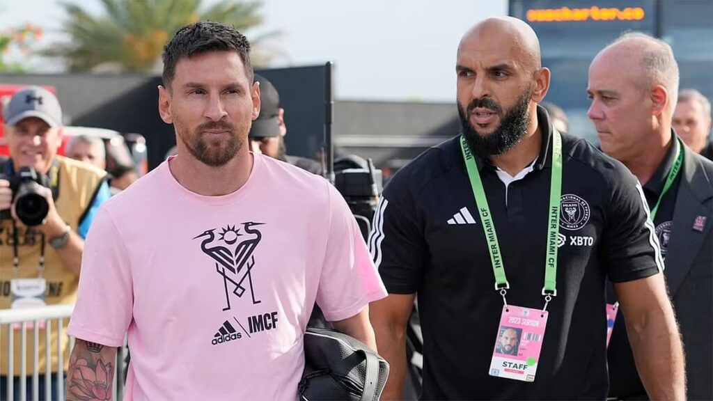 فيفا العرب |حارس ميسي ياسين تشيوكو يسجل هدفًا مذهلًا ويحتفل بأسلوب فنون القتال