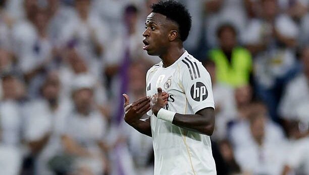 فيفا العرب |“العاطفة غلبتني”.. فينيسيوس يعتذر رسميًا لجماهير ريال مدريد عن واقعة الكلاسيكو