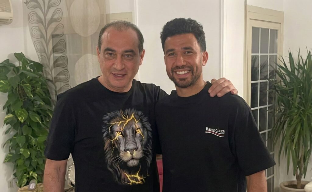 فيفا العرب |علي ماهر يكشف قصة “البند المرفوض” واكتشاف موهبة تريزيجيه الذهبية