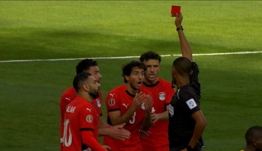 فيفا العرب |“سقطة” محمد هاني.. 5 أسباب جعلت طرده أمام “البافانا بافانا” خطأً كارثياً