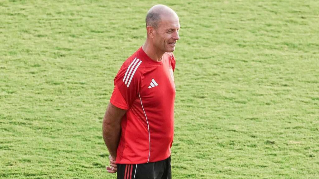 فيفا العرب |الدنماركي “ياس توروب” يطيح بـ 9 لاعبين من الأهلي ويحدد طلباته الشتوية