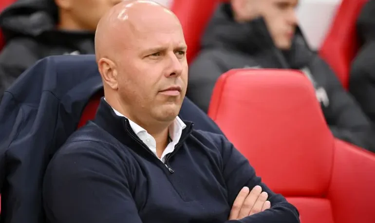 فيفا العرب |موقف ليفربول من إقالة سلوت.. هل يرحل سلوت قبل عودة محمد صلاح؟