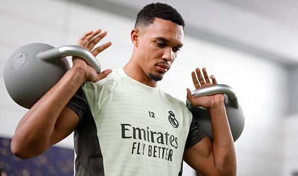 فيفا العرب |أربيلوا يبلغ ألكسندر أرنولد بنهاية رحلته السريعة مع ريال مدريد الصيف المقبل