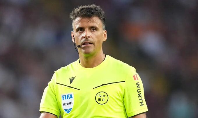 فيفا العرب |لجنة الحكام تعاقب حكم إسباني شهير بعد ليلة الأخطاء الكارثية أمام برشلونة