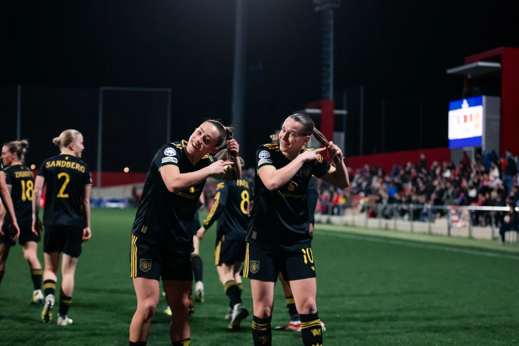 فيفا العرب |مانشستر يونايتد للسيدات يسخر من قصة شعر المشجع الشهير