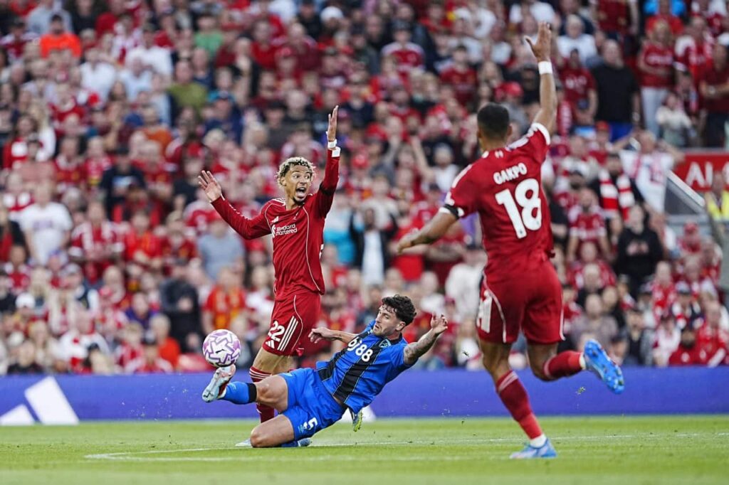 فيفا العرب |مدافع بورنموث يحسم موقفه بشأن الانتقال لـ برشلونة