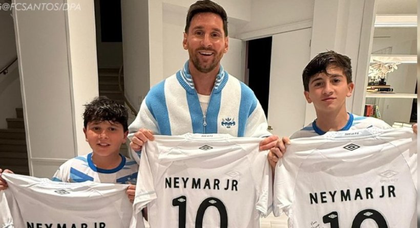 فيفا العرب |نيمار يهدي ميسي وأطفاله قمصان سانتوس