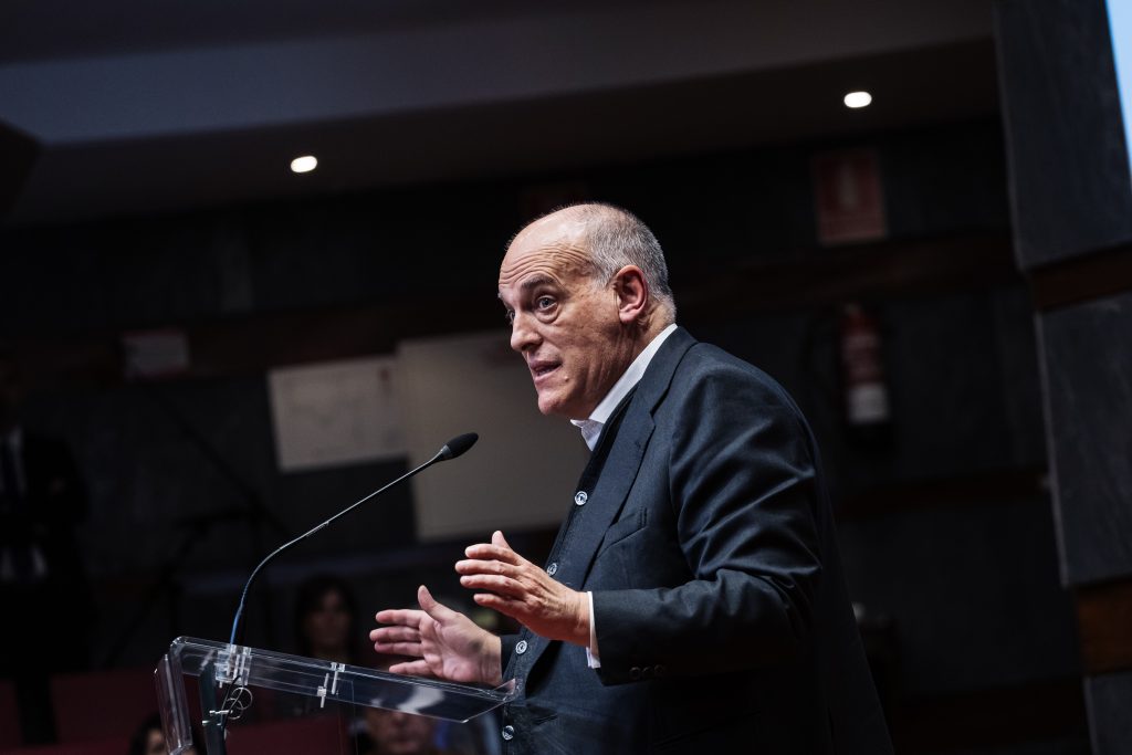 فيفا العرب |هل دفع برشلونة أموالًا للحكام؟.. رد حاسم من رئيس رابطة الليجا