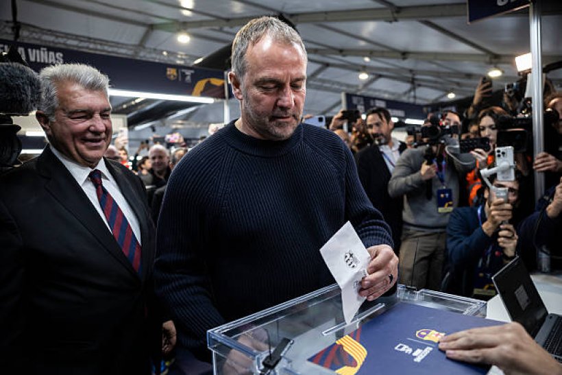 فيفا العرب |موقف هانز فليك من تجديد عقده مع برشلونة