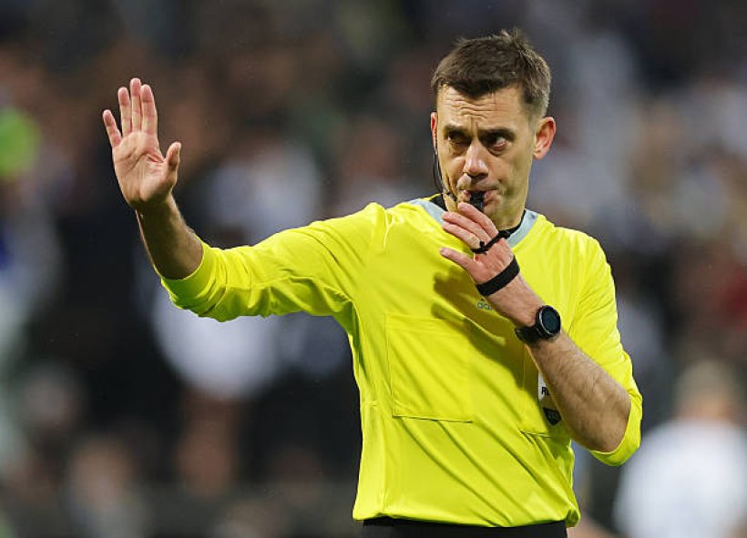 حكم مباراة برشلونة وأتلتيكو في إياب ربع نهائي دوري أبطال أوروبا