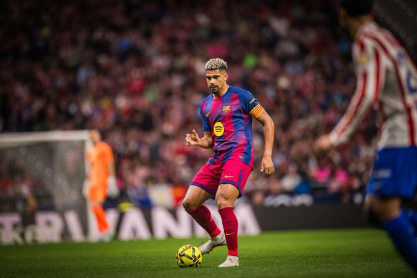 إصابة أراوخو تثير قلق برشلونة أمام أتلتيكو وتعطل خطط فليك