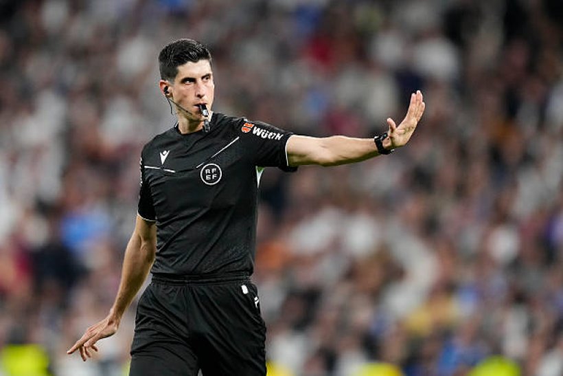 حكم مباراة برشلونة وأتلتيكو مدريد في الدوري الإسباني