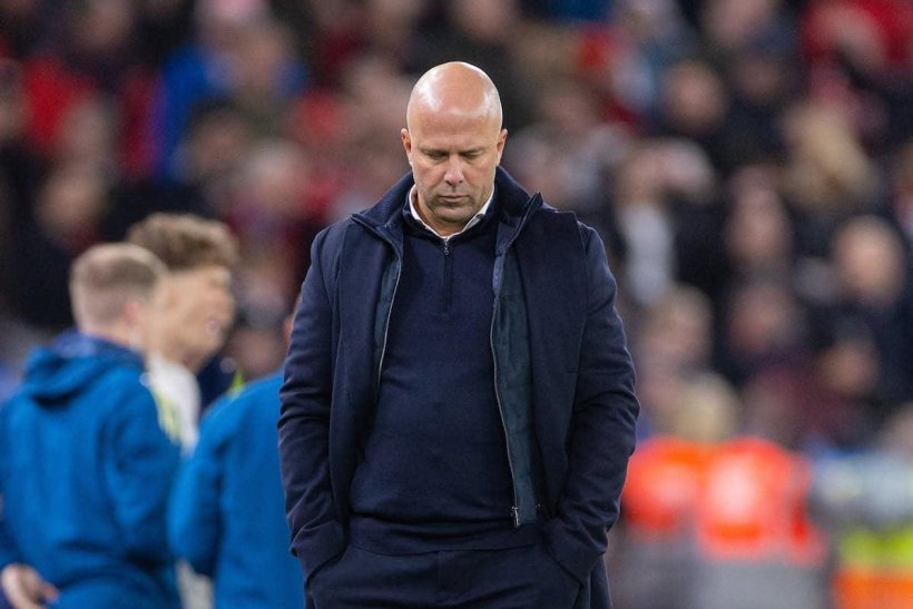 ليفربول يراجع مصير “سلوت” وسط انتقادات حادة لنجوم الفريق