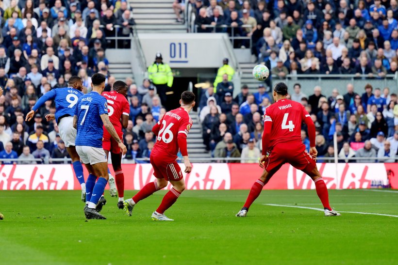 ليفربول ينتزع فوزا دراماتيكيا من إيفرتون في الدوري الإنجليزي