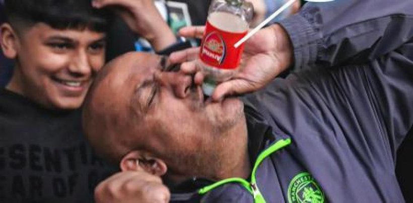 مشجع مانشستر سيتي يسخر من أرسنال بمقطع “الزجاجة” الذي أشعل مواقع التواصل الاجتماعي