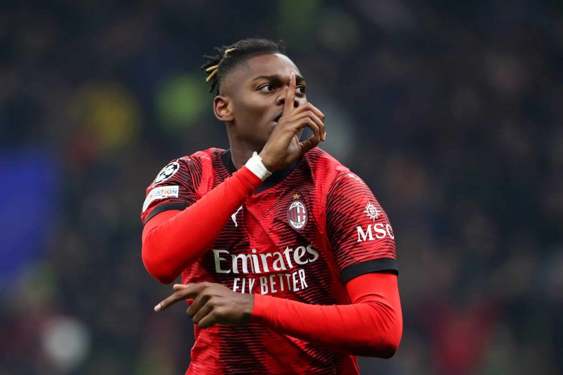 ميلان يجمد تجديد عقد لياو بسبب تراجع الأداء ويفتح باب الرحيل