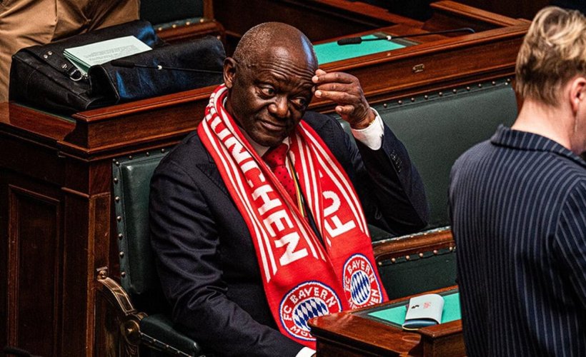 وشاح بايرن في البرلمان: لحظة فخر لعائلة كومباني بعد إقصاء ريال مدريد